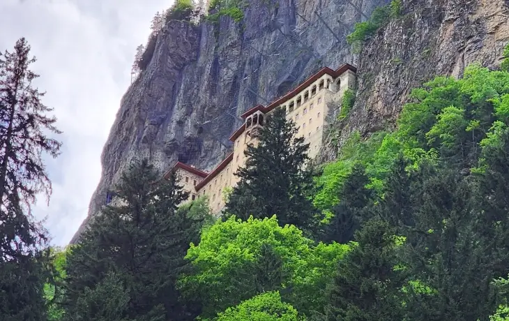 Sümela Manastırı’nın sarp kaya yüzeyine yaslanan dış cephesi ve çevresini saran yoğun orman dokusu. Trabzon’daki manastırın kayalığa oyulmuş mimari yapısı yakından görülüyor.